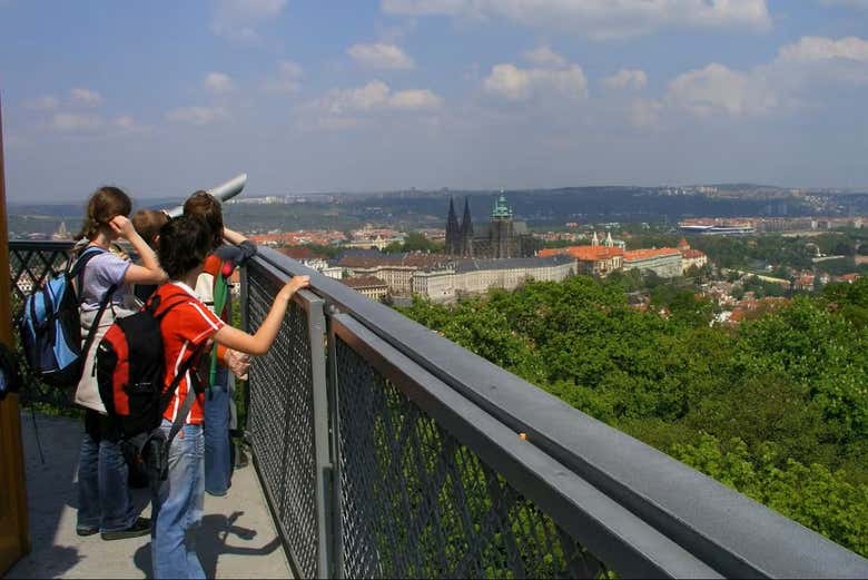 Contemplando las vistas de Praga desde la Torre de Petřín