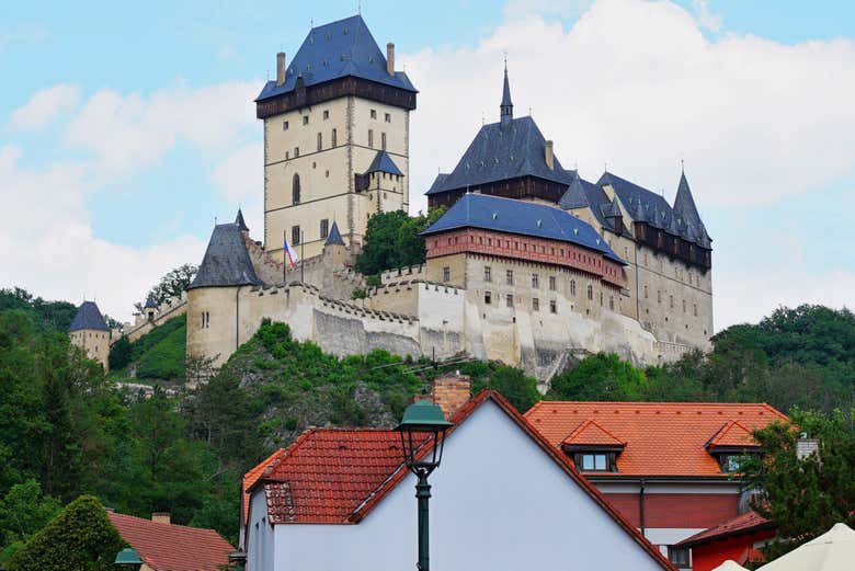 Castillo visto desde el pueblo de Karlštejn