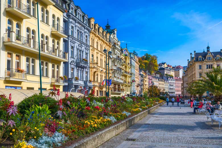 Una via del centro storico di Karlovy Vary
