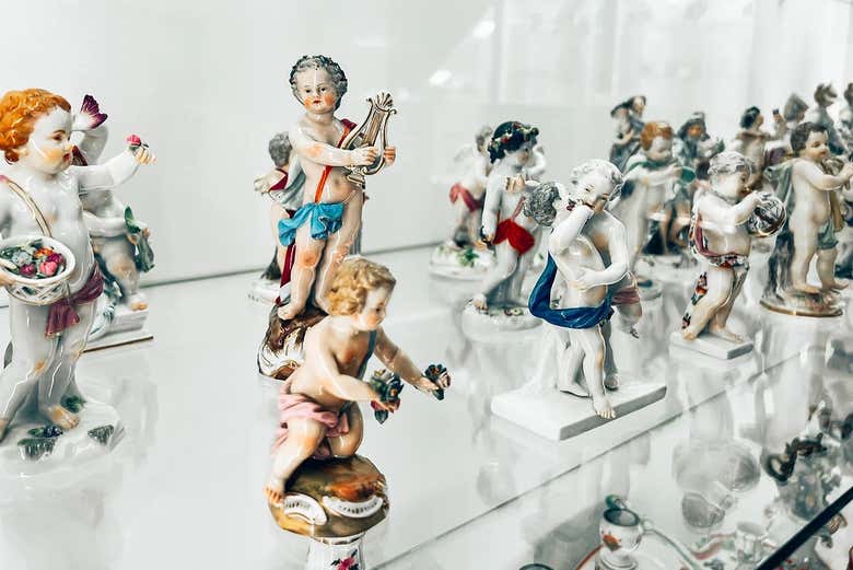 Contemplando las piezas del Museo de la porcelana de Meissen