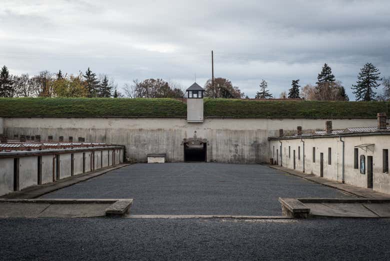 Cour intérieure du camp de concentration