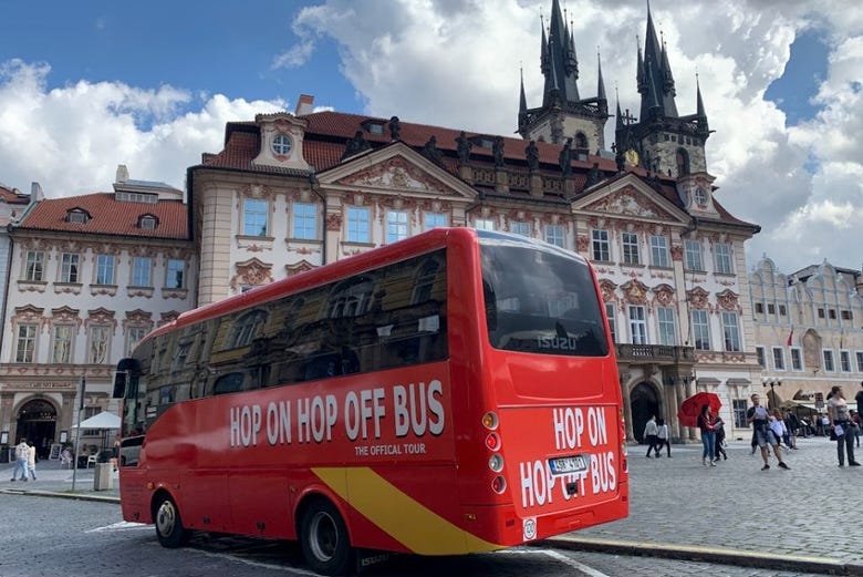A bordo do ônibus turístico de Praga