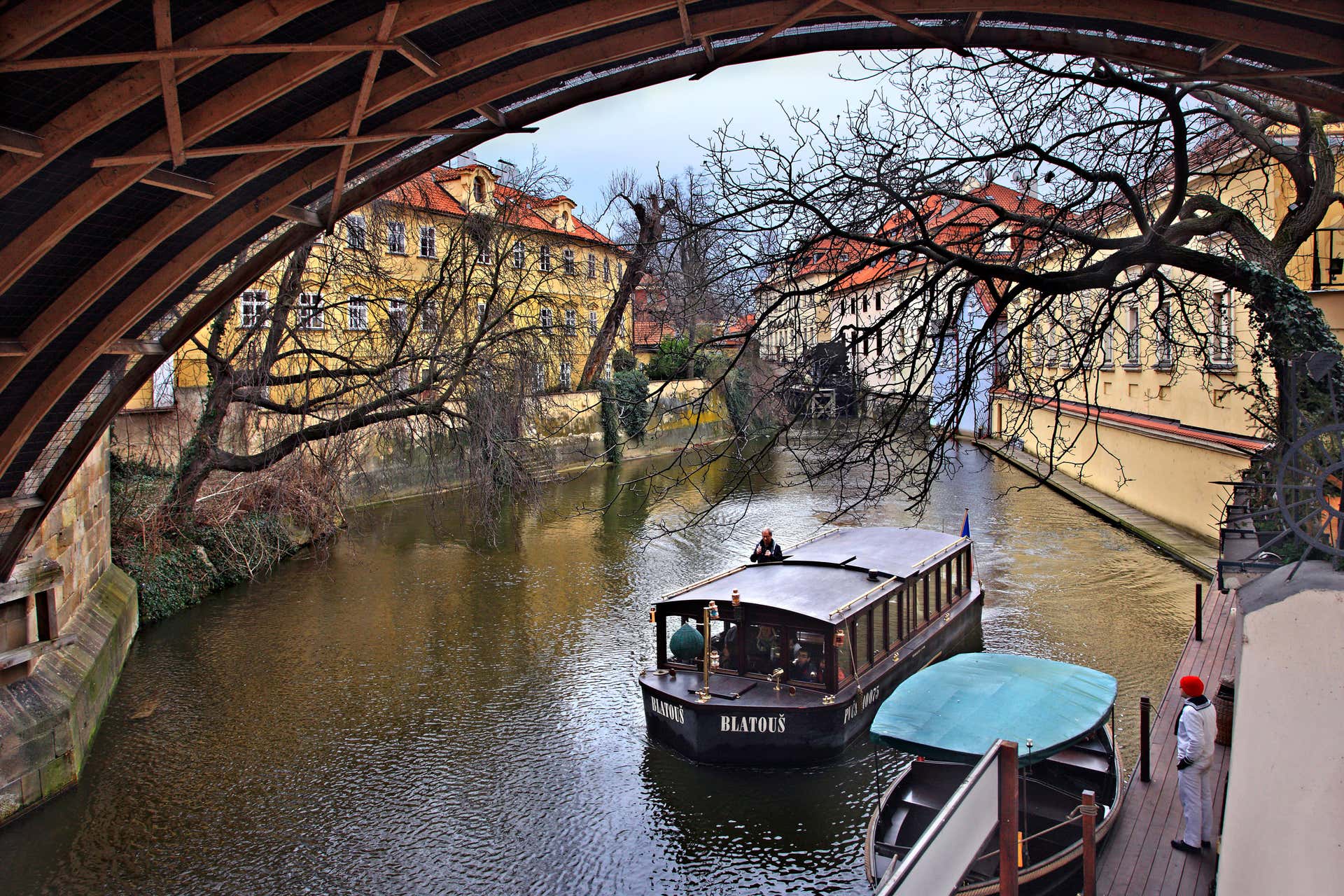Paseo en barca + Museo del Puente Carlos