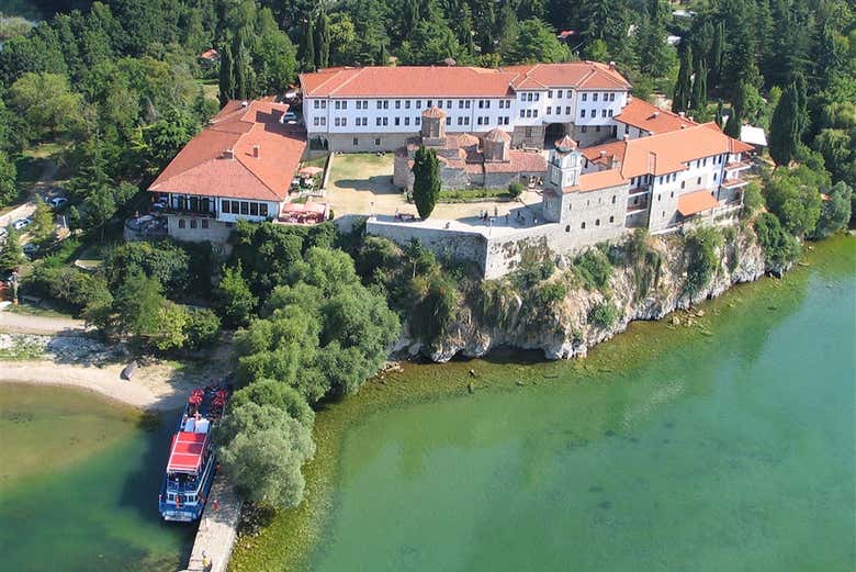 Vista do mosteiro de St. Naum em frente ao lado Ohrid