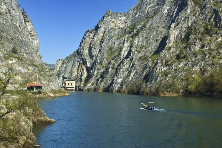 Barco en el río por el Cañón de Matka