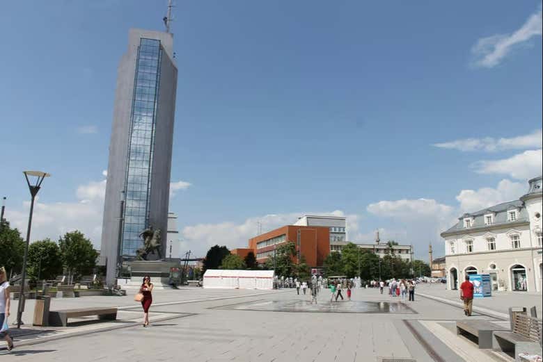 Una moderna plaza en Pristina