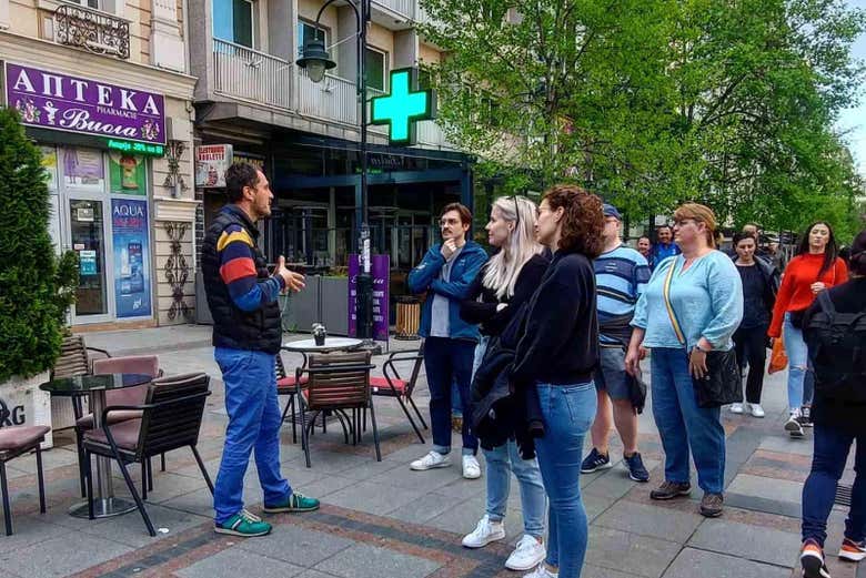 Suivez votre guide à travers Skopje