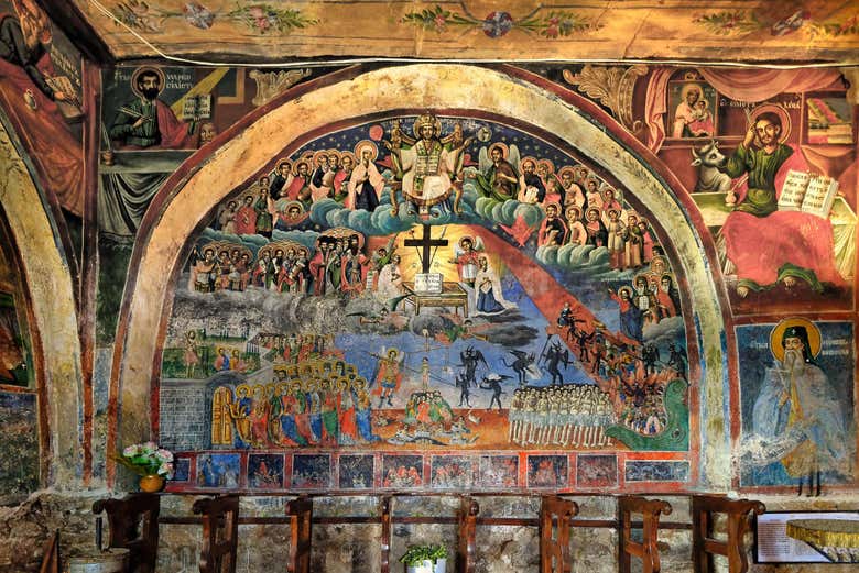 Interior de la iglesia de la Santa Madre de Dios