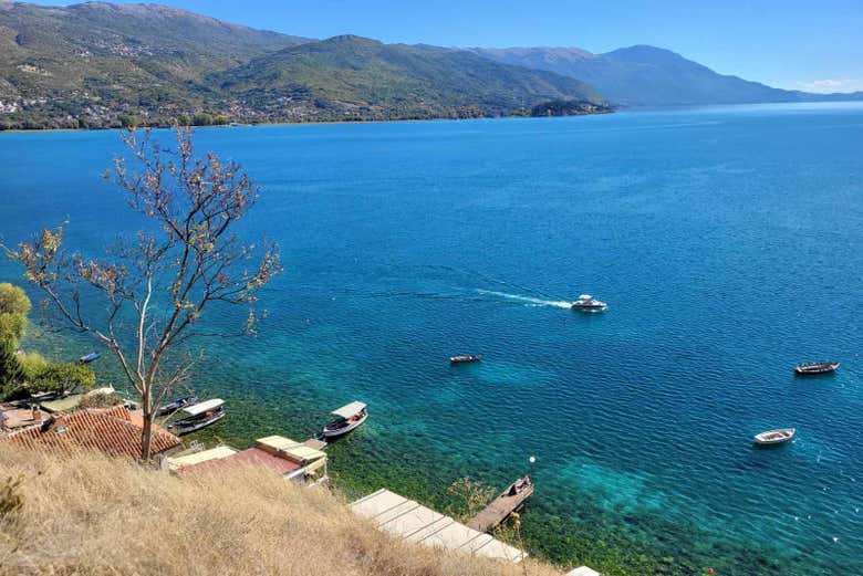 Hermosa vista del lago Ohrid