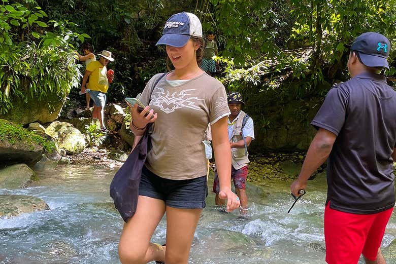Attraversando il fiume a piedi
