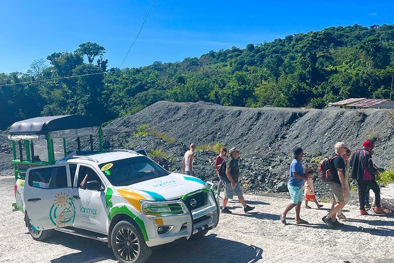 Esplorando la zona delle miniere di larimar