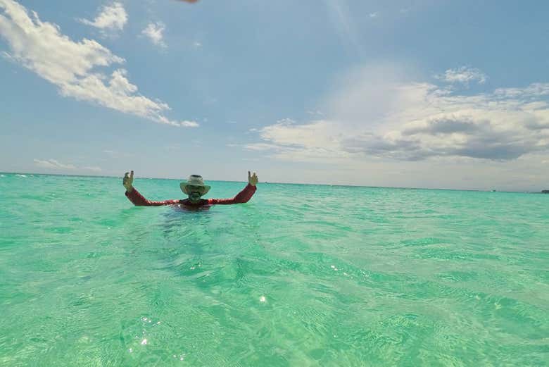 Un uomo nelle acque cristalline della Bahía de las Águilas