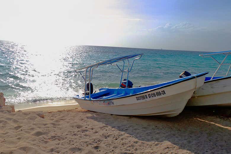 Una barca ancorata sulla spiaggia