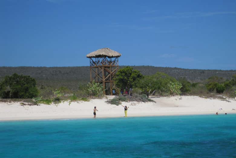 Una pareja disfrutando de Bahía de las Águilas