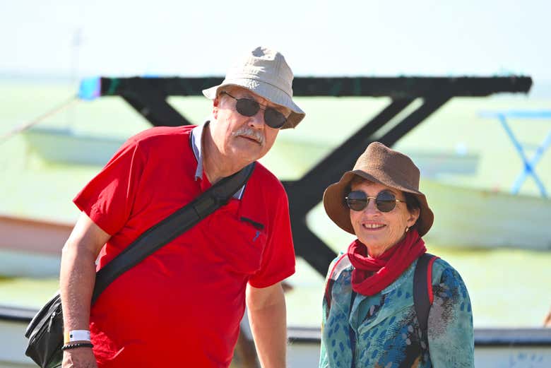 Una pareja disfrutando de la excursión a la Laguna de Oviedo