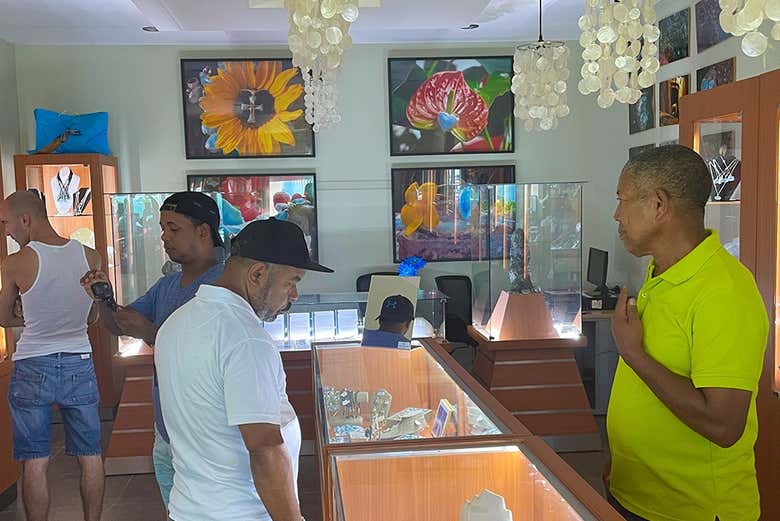 All'interno di un negozio di pietre preziose