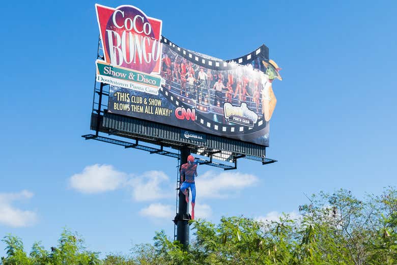 Letrero de la discoteca Coco Bongo Punta Cana