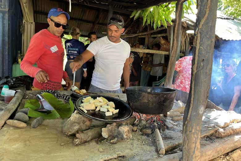 Comida cocida en fuego de leña