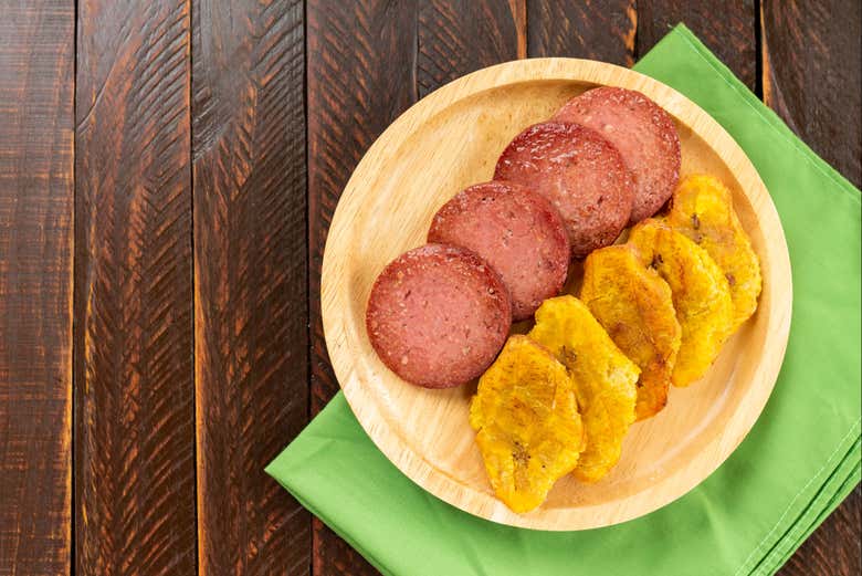 Probando el típico salami dominicano