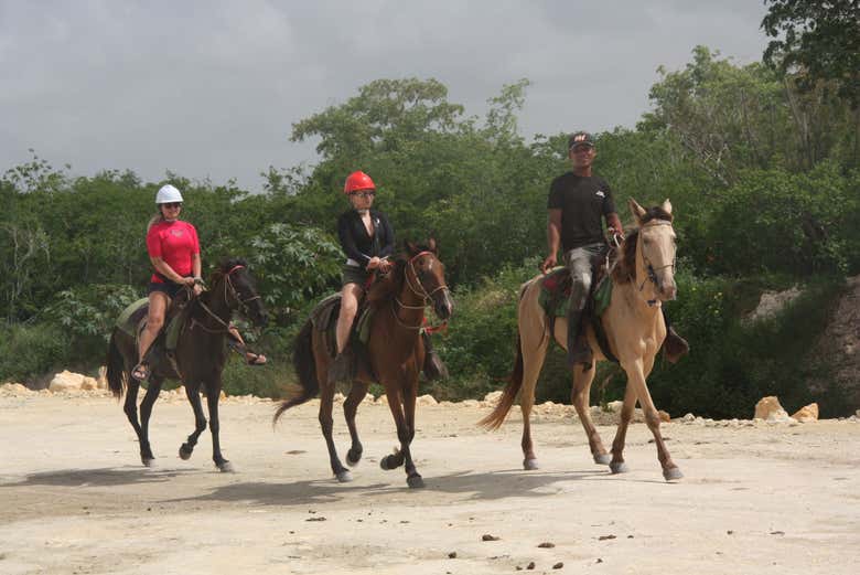 Disfrutando del paseo a caballo por Bayahibe
