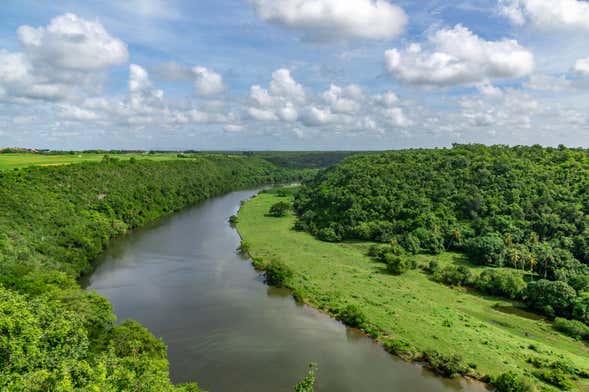 Campos de azúcar y Higüey + Paseo en barco por el río Chavón
