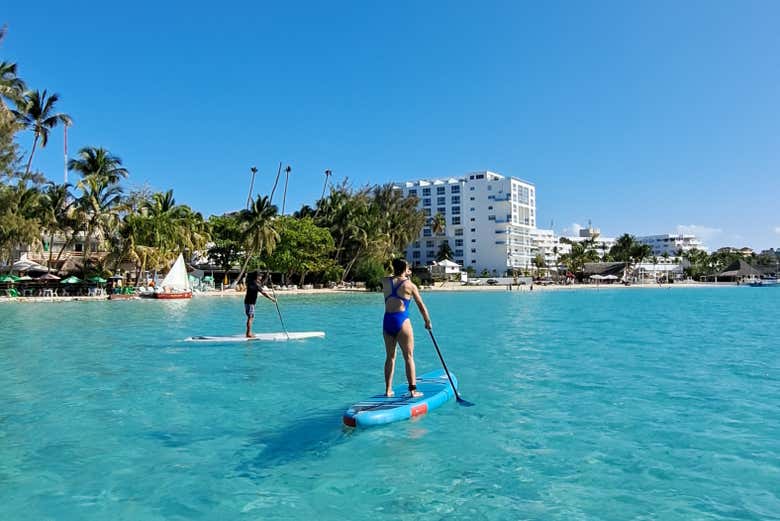Remando per allontanarci dalla costa