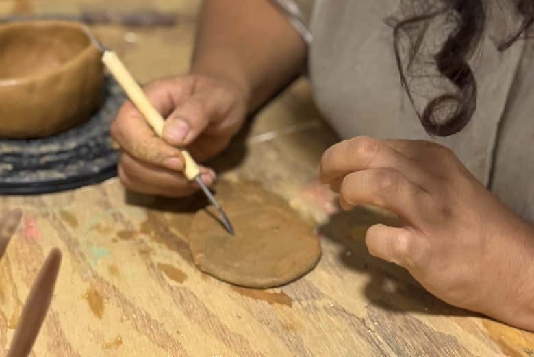 Tallando con un punzón los detalles de la figura