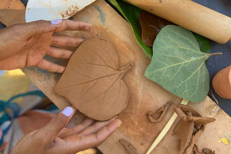 Hoja elaborada con arcilla dominicana