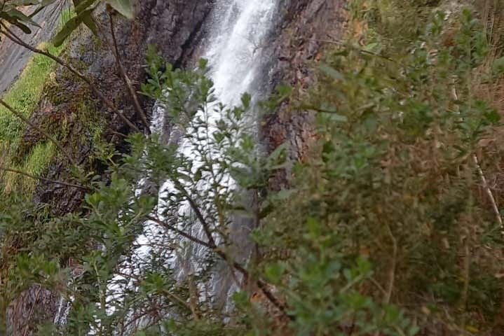 Veremos una cascada durante el camino a los petroglifos