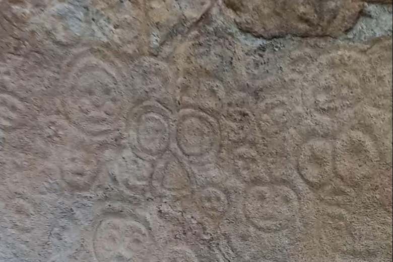 Descubriréis los petroglifos La Piedra Letrada