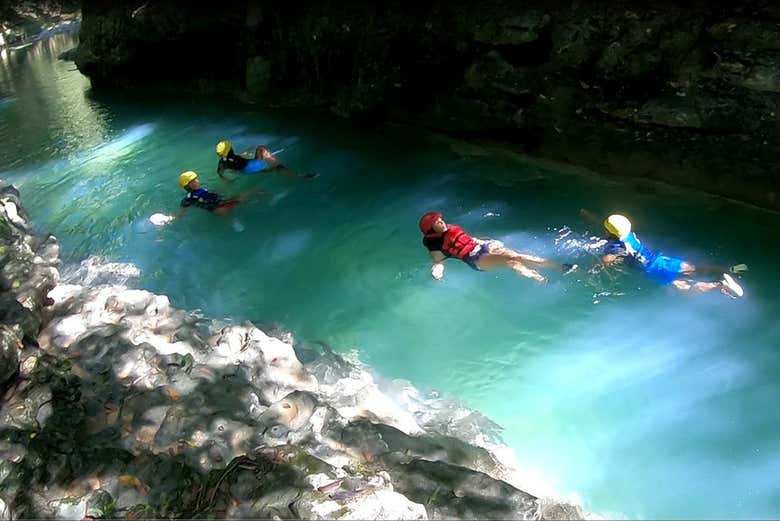 Nadando por las pozas de agua cristalina