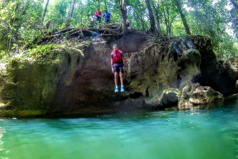 Lanzándose a las pozas de agua