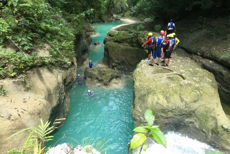 Nadando por los cañones de aguas cristalinas