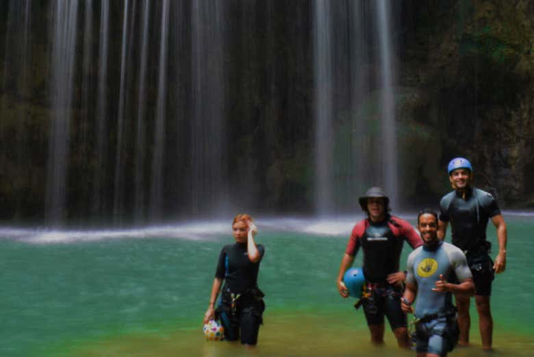 Junto a la cascada Hongo Mágico