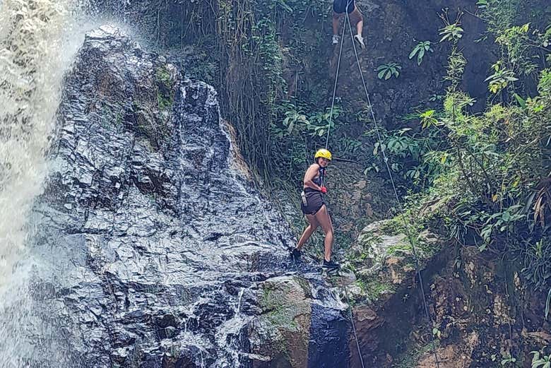 Bajando por la pared 