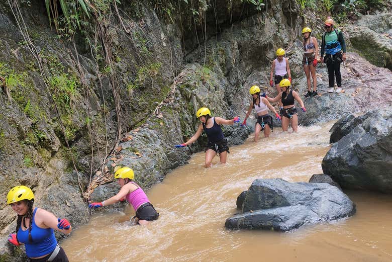 Grupo cruzando el río