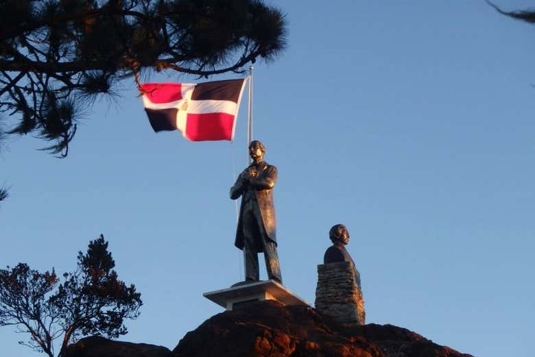 Bandera dominicana en el Pico Duarte