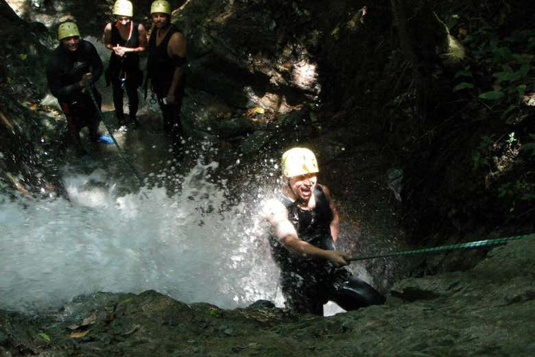 Disfrutando de la actividad de barranquismo