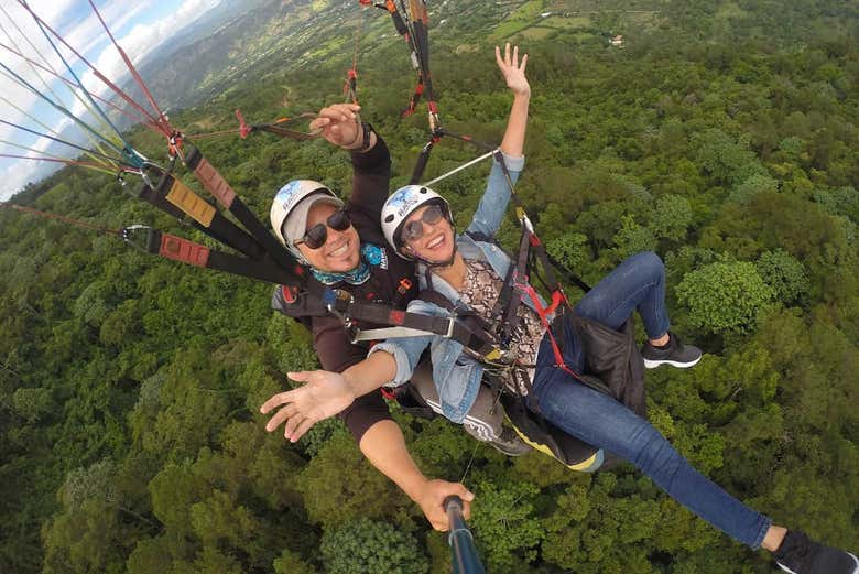 Desfrutando do voo de parapente