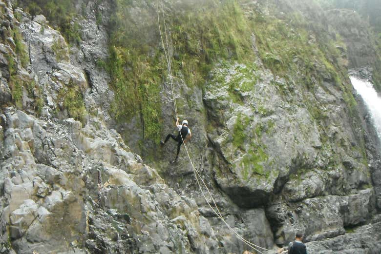Trepando con las cuerdas, poleas y arneses