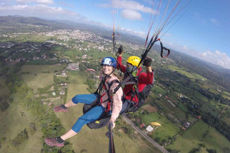 Haciendo parapente en tándem 