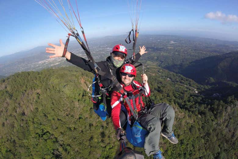 En parapente sobre los cielos de Jarabacoa