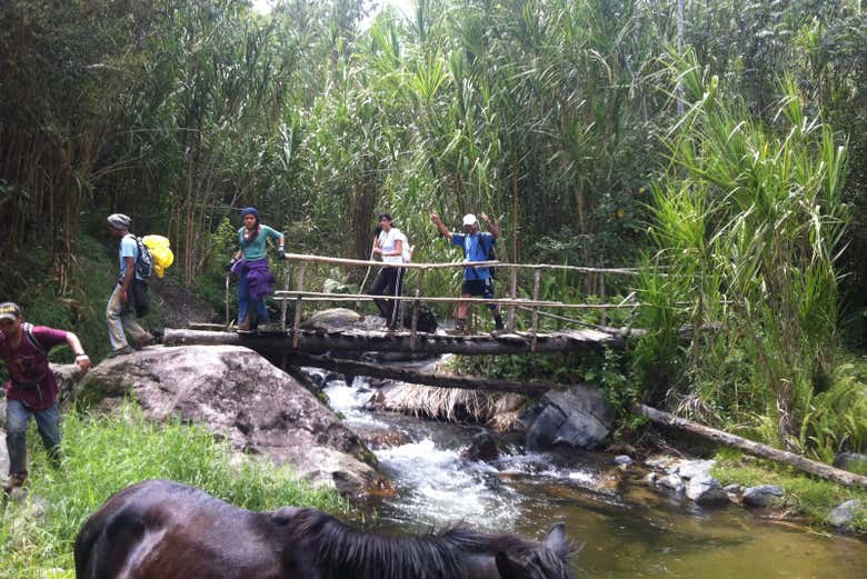 Cruzando uno de los riachuelos de la zona