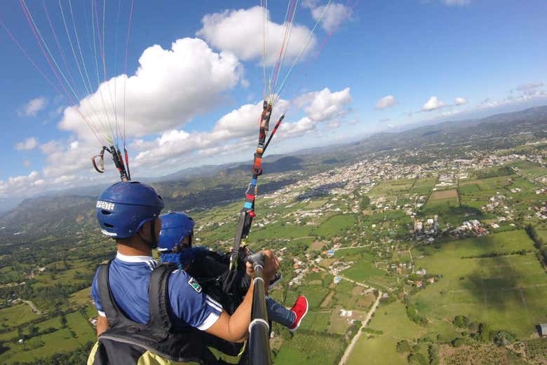 Sobrevolando Jarabacoa en parapente