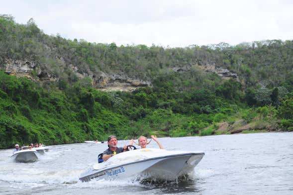 Conducción de lancha rápida por el río Chavón