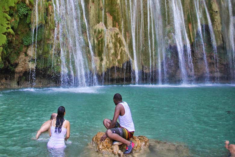 Resfrescándose en la cascada