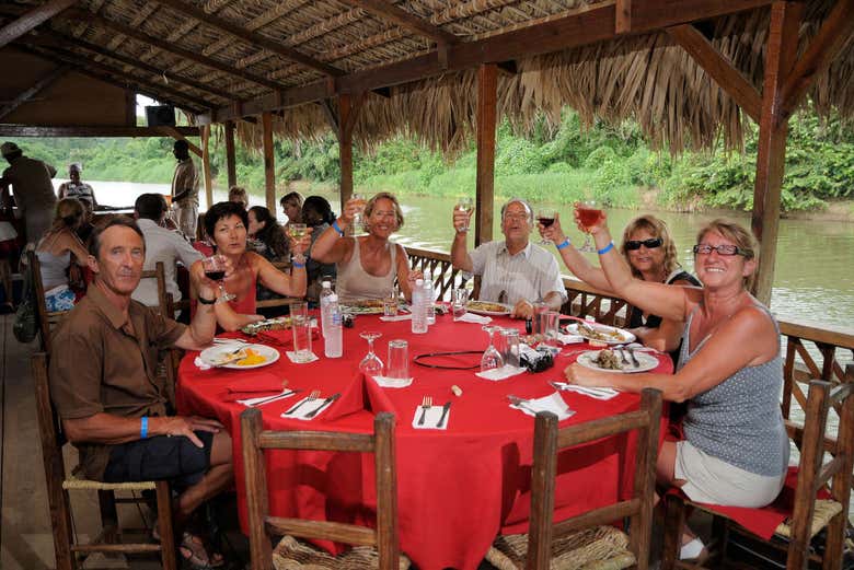 Comiendo langosta en el río Chavón