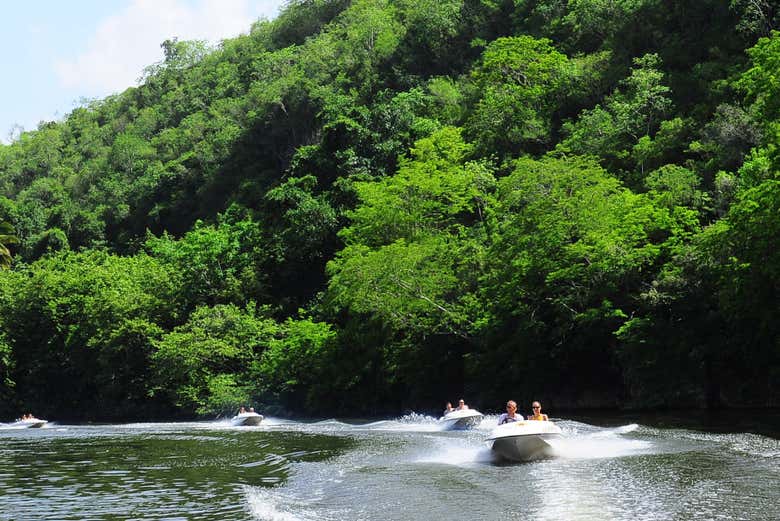 Surcando el río Chavón a toda velocidad