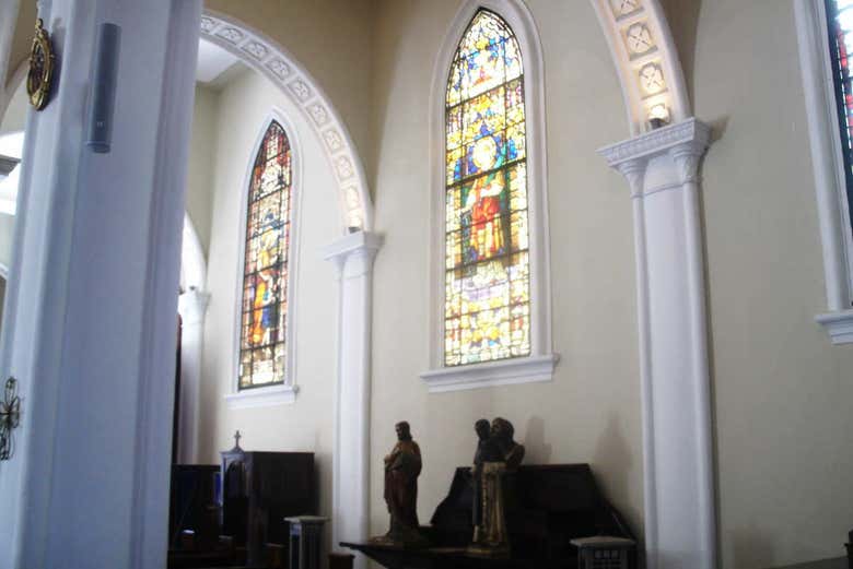 Interior de la basílica de San Pedro Apóstol