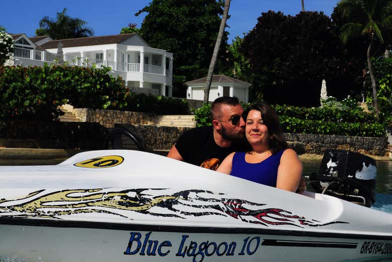 Pareja a bordo de la lancha rápida